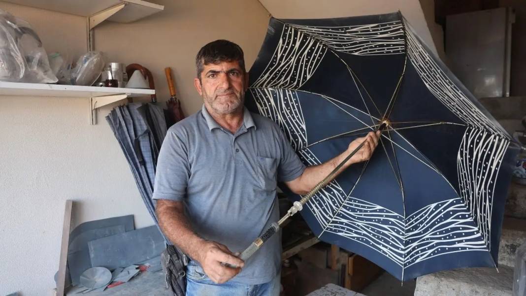 Hatay’da Kuvvetli Sağanak Sonrası Şemsiye Tamircisine Akın Başladı! 5